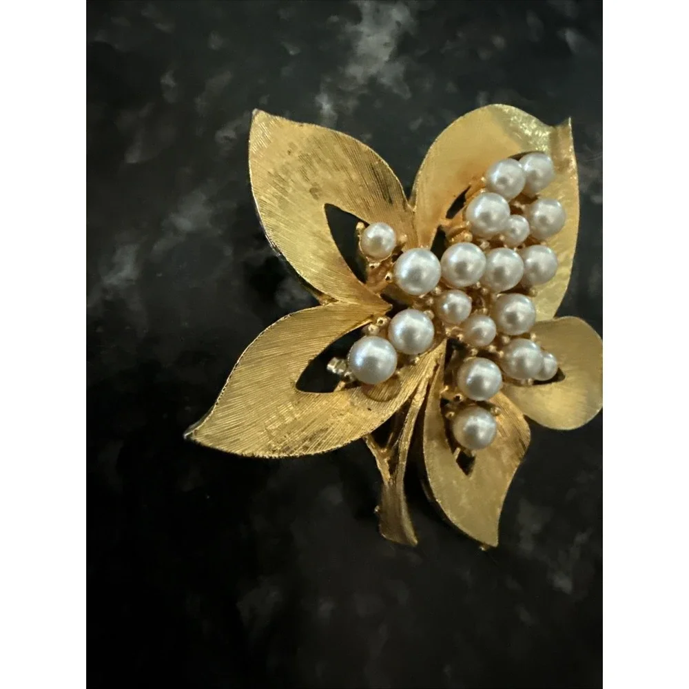 VTG Gold Tone Flower Brooch Faux Pearl Cluster Center Statement Pin